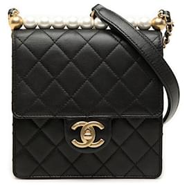 Petit sac bandoulière Chanel Chic Pearls en agneau noir