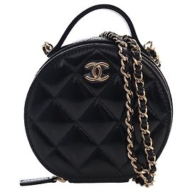 Necessaire redondo Chanel em pele de cordeiro laqueada matelassê preta Handle With Care com alça de corrente