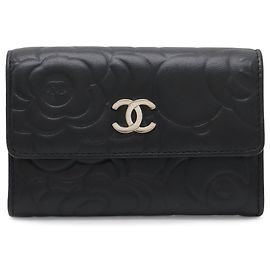 Tarjetero Chanel CC de piel gofrada negra con Camelia