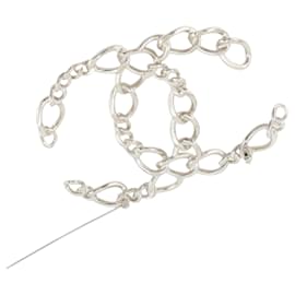 Spilla a catena traforata Chanel CC in ottone argentato