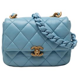 Borsa a tracolla Chanel Mini Quilted Lambskin Lacquered Chain Flap blu