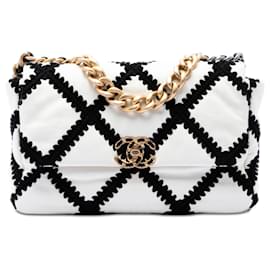 Bolso Chanel Large 19 de piel de becerro con crochet blanco