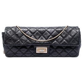 Chanel Reissue 2.55 East West Schultertasche aus schwarzem gestepptem Glattleder