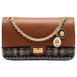 Borsa a tracolla Chanel Reissue 2.55 Medallion in pelle di vitello liscia marrone e maglia Nude Double Flap 225