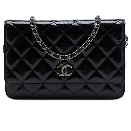 Borsa a tracolla Wallet on Chain Chanel Paris Dallas CC in pelle di capra verniciata matelassé nera