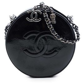 Bolso bandolera Chanel CC en charol negro con detalle redondo