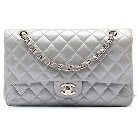 Bolso de hombro Chanel Medium Classic en piel de cordero iridiscente plateado de doble solapa