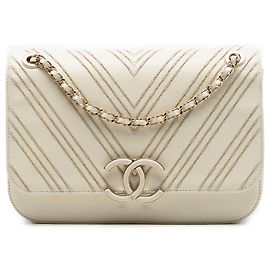 Bolsa transversal Chanel Large Chevron em pele de carneiro branca com aba discreta