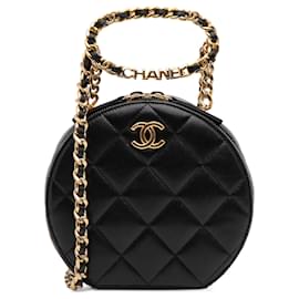 Clutch rotonda Chanel in agnello trapuntato nero con logo ovale e tracolla a catena