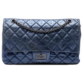 Bolso de hombro Chanel Reissue 2.55 Double Flap 227 de piel de becerro envejecida metalizada acolchada azul