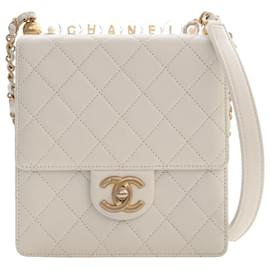 Borsa a tracolla Chanel Small Quilted Lambskin Chic Pearls Flap Bianca