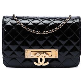 Borsa a tracolla tipo portafoglio con catena Chanel Golden Class in vernice trapuntata nera