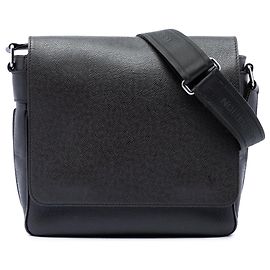 Bolso bandolera Louis Vuitton Taiga Roman MM negro