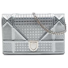 Portafoglio e borsa a tracolla Diorama in vernice metallizzata microcannage argento Dior