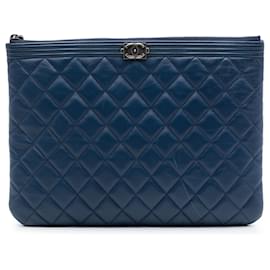 Clutch Chanel Boy O Case Medium Quilted Lambskin Blu