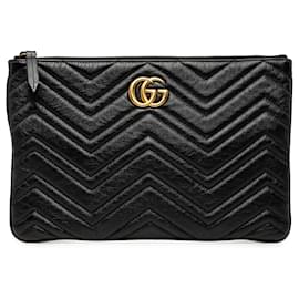 Clutch in pelle matelassé Gucci GG Marmont nera