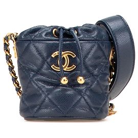 Borsa a secchiello Chanel Mini Quilted Caviar Blue con ciondoli a medaglione e coulisse