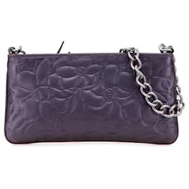 Pochette Chanel in pelle di agnello goffrata con camelia e catena viola