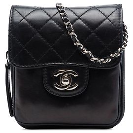 Borsa a tracolla Chanel CC Clams Wallet in agnello trapuntato nero