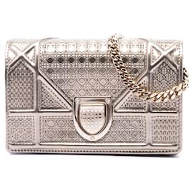 Borsa a tracolla Diorama Wallet on Chain in vernice metallizzata Microcannage dorata Dior