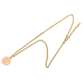 Collana con pendente Chanel CC in resina e perle finte dorate