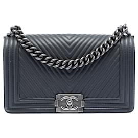 Borsa a tracolla Chanel Old Medium Chevron Lambskin Boy Flap grigia