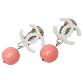 Orecchini a clip Chanel CC in resina bianca e placcati oro con gocce