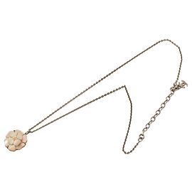Collar con colgante de Camelia en latón y nácar plateado Chanel