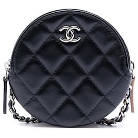 Clutch rotonda Chanel CC in agnello trapuntato nero con tripla zip e tracolla a catena