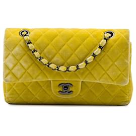 Borsa a tracolla Chanel Medium Classic Double Flap in velluto giallo