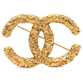 Spilla Chanel CC placcata oro con rilievo barocco