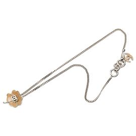 Collana con pendente a trifoglio in ottone, smalto e strass Chanel CC argento