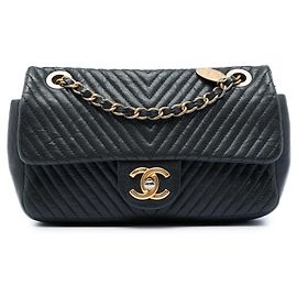 Chanel Small Chevron Schultertasche aus schwarzem genarbtem Kalbsleder mit Medaillon-Anhänger und Surpique