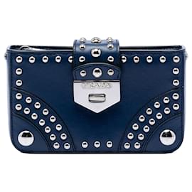 Clutch Elektra Prada City Calfskin borchiata con chiusura turn lock, blu