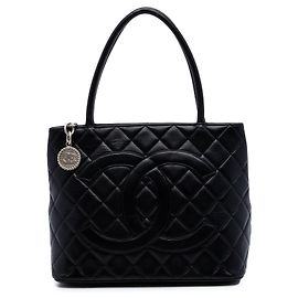 Tote Chanel in pelle di agnello nera con medaglione