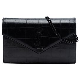 Bolsa crossbody carteira envelope com corrente Saint Laurent em couro com relevo de crocodilo monograma monocromático preto