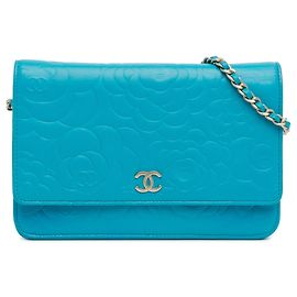 Borsa a tracolla con catena Chanel in pelle di agnello con stampa CC e camelia blu