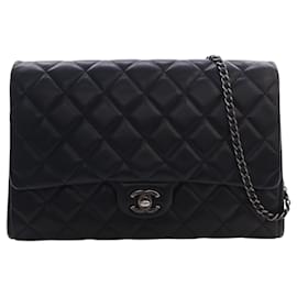 Clutch de solapa Chanel CC en piel de cordero acolchada negra con cadena para el hombro