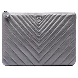 Clutch O Case Chanel Chevron Metallizzato in Pelle di Vitello Grigio Taglia Medium