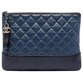 Clutch Gabrielle O Case in pelle di vitello invecchiata blu Chanel Taglia Medium