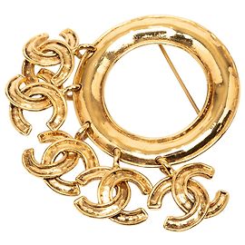 Anello Spilla Chanel CC con cinque charm placcato oro