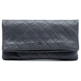 Graue Chanel CC gesteppte Lammleder-Foldover-Clutch