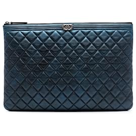 Clutch Boy O Case in agnello metallizzato trapuntato blu Chanel Large