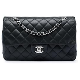 Borsa a tracolla Chanel Medium Classic Lambskin Double Flap nera