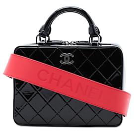 Beauty case e borsa Chanel CC trapuntato in vernice nero