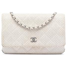 Borsa a tracolla Chanel CC in pelle di agnello trapuntata traforata bianca