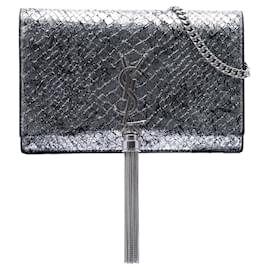 Saint Laurent Kate Tassel Crossbody Bag mit Kettenriemen aus silbernem metallischem Leder in Python-Prägung mit klassischem Monogramm