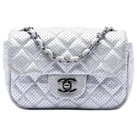 Borsa a tracolla Chanel Mini Square Classic in pelle d'agnello traforata argento con patta singola