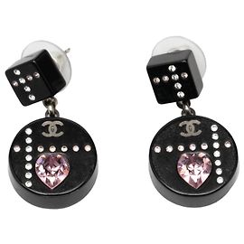 Pendientes de botón Chanel en resina negra con CC, dados y corazones de cristal