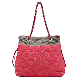 Tote in denim trapuntato Chanel CC rosso con coulisse in grosgrain